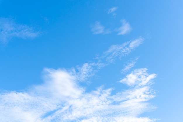 Schöner blauer Himmel mit seltsamer Wolkenform morgens oder abends als natürlicher Hintergrund