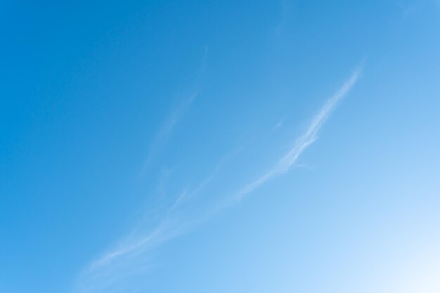 Schöner blauer Himmel mit seltsamer Wolkenform morgens oder abends als natürlicher Hintergrund