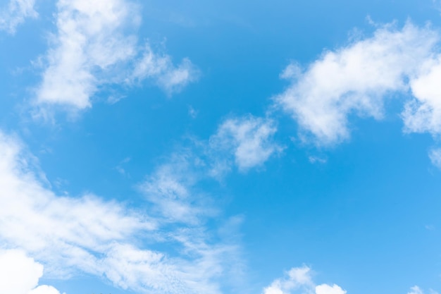 Schöner blauer Himmel mit seltsamer Wolkenform morgens oder abends am Meer für natürlichen Hintergrund oder Textur