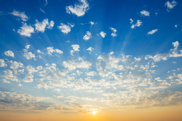 Schöner blauer Himmel mit Sonnenuntergang und Sonnenstrahl