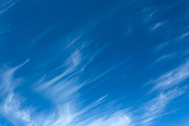 Schöner blauer Himmel mit ungewöhnlichen weißen Wolken