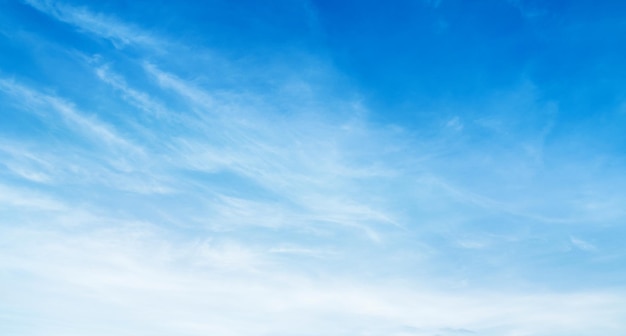 Schöner blauer Himmel mit weißem Wolkenhintergrund