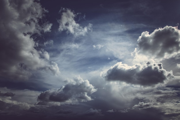 Schöner blauer Himmel mit weißen grauen Wolken.