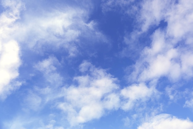 Schöner blauer Himmel mit weißen Wolken draußen