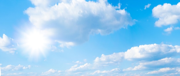 Schöner blauer Himmel mit weißen Wolken und Sonnenlichthintergrund