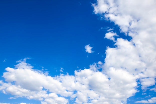 Schöner blauer Himmel mit weißen Wolken