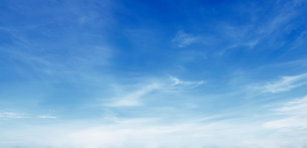 Schöner blauer Himmel mit weißer Wolke im Sonnenaufgang