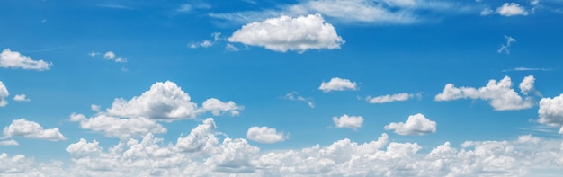 Schöner blauer Himmel mit weißer Wolke