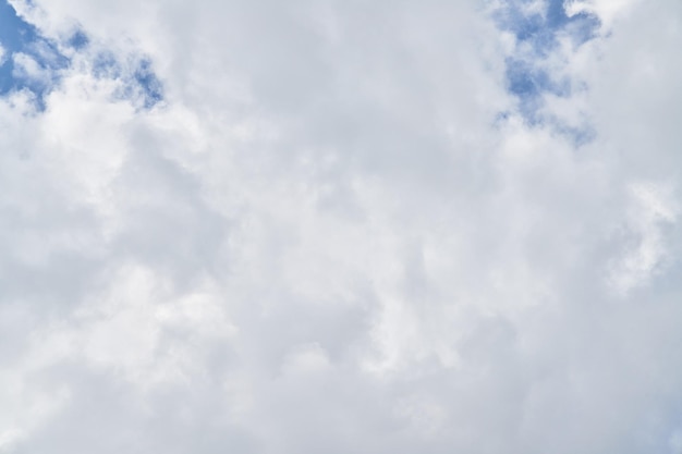 Schöner blauer Himmel mit Wolken an einem sonnigen Tag