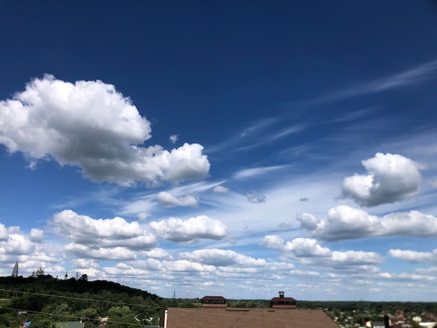 Schöner blauer Himmel mit Wolken auf dem Hintergrund der Natur