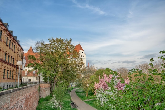 Schöner blauer Himmel mit Wolken Sommeransicht von Ingolstadt Bayern