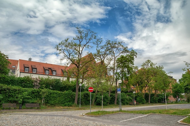 Schöner blauer Himmel mit Wolken Sommeransicht von Ingolstadt Bayern