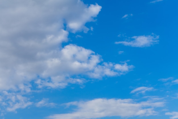 Schöner blauer Himmel mit Wolken und Sonnenlicht Copy Paste