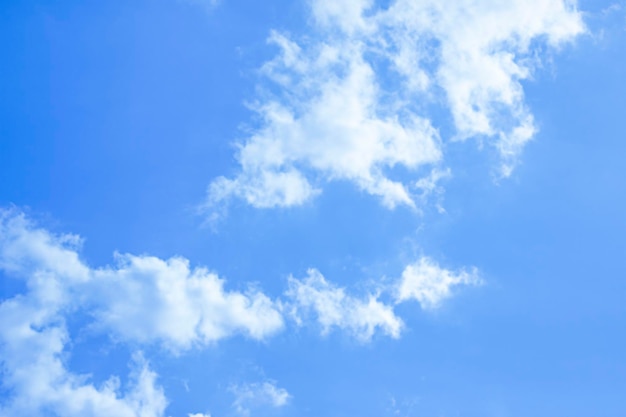 Schöner blauer Himmel mit Wolken