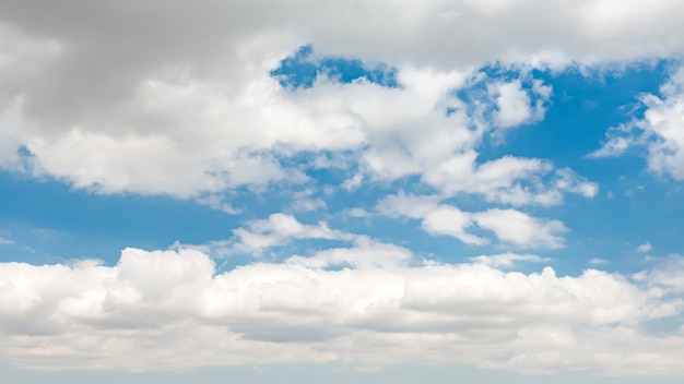 Schöner blauer Himmel mit Wolken