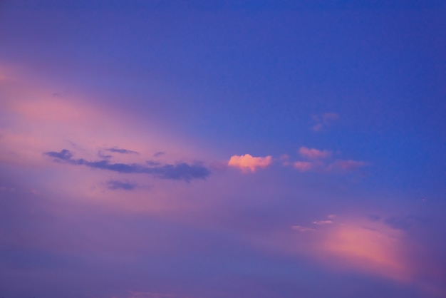 Schöner blauer Himmel mit Wolkenbildungshintergrund