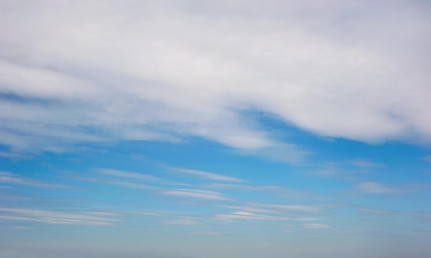 Schöner blauer Himmel mit Wolkenhintergrund für Inschriften