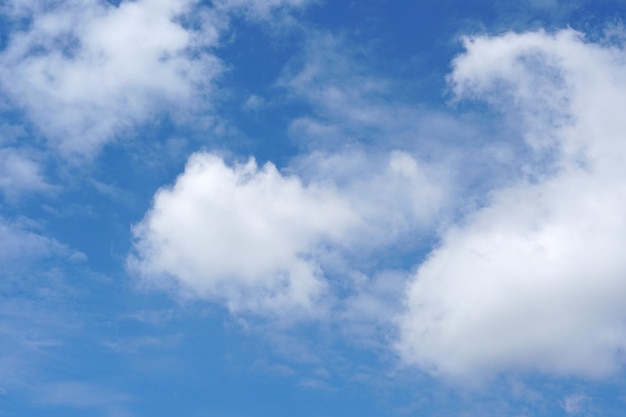 Schöner blauer Himmel mit Wolkenhintergrund in der regnerischen Jahreszeit x9
