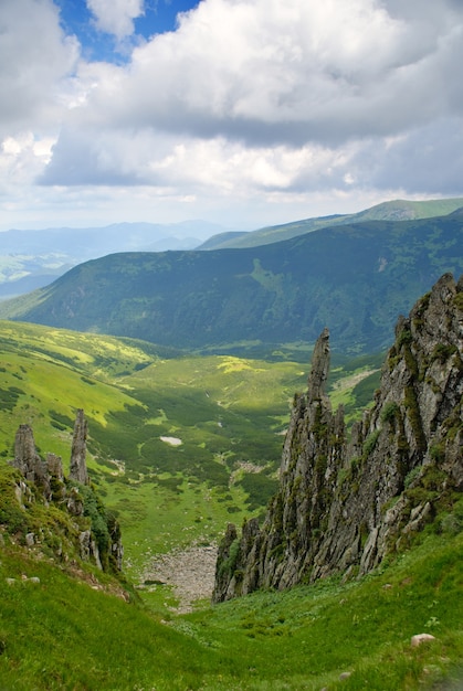 Schöner blauer Himmel und Felsen hoch oben in den Karpaten