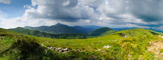 Schöner blauer Himmel und Gras hoch oben in den Karpaten, Sturm kommt. Goverla dahinter