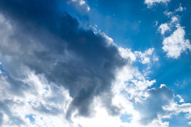 Schöner blauer Himmel und natürlicher Hintergrund der Wolken. Abstrakte Naturatmosphärenhintergründe. Drastische blaue und weiße bunte Wolken tagsüber. Platz für Site kopieren