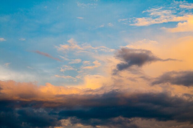 Schöner blauer Himmel und Wolke