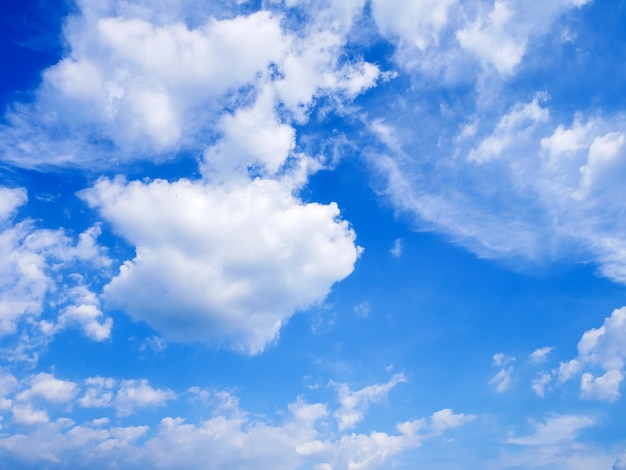 Schöner blauer Himmel und Wolken im Sommer