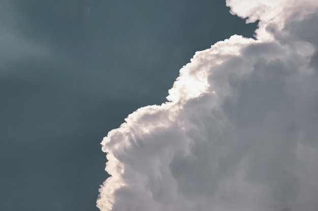 Schöner blauer Himmel und Wolken natürlicher Hintergrund