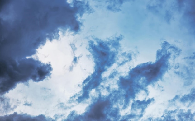 Schöner blauer Himmel und Wolken natürlicher Hintergrund