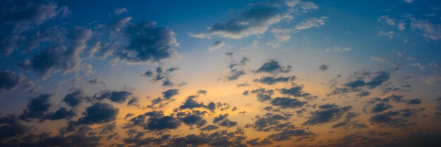 Schöner blauer Himmel und Wolken