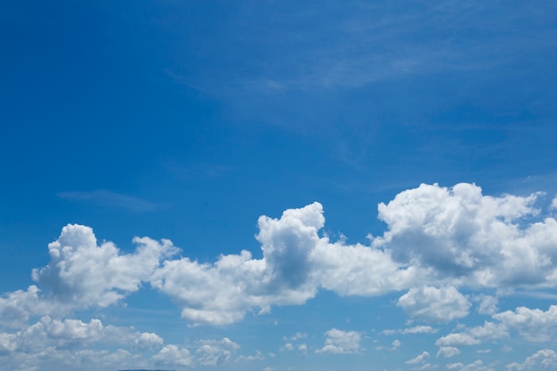 Schöner blauer Himmel und Wolken.