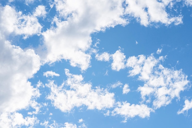 Schöner blauer Himmelhintergrund mit weißen Wolken abstrakter Naturhintergrund