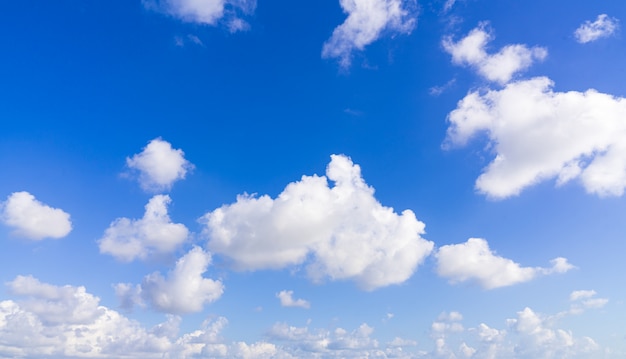 Schöner blauer Himmelhintergrund mit Wolken