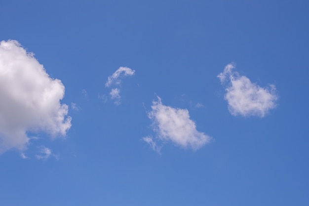 Schöner blauer klarer Himmelshintergrund mit kleinen Wolken