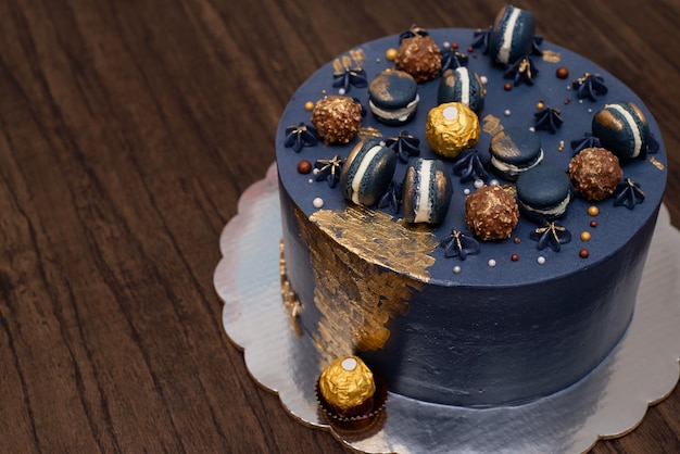 Schöner blauer Kuchen verziert mit Macarons