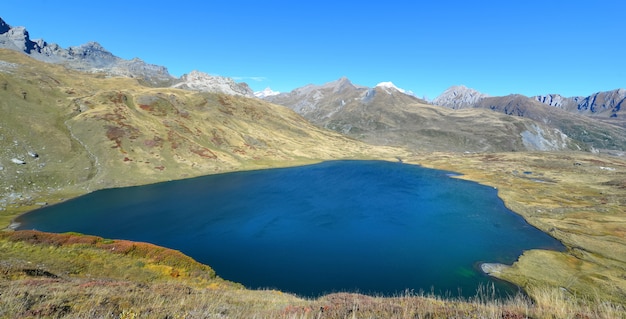 Schöner blauer See im alpinen europäischen Berg im Herbst
