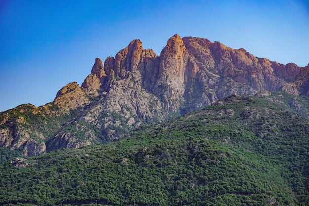 Foto schöner blick auf berge vor klarem blauem himmel