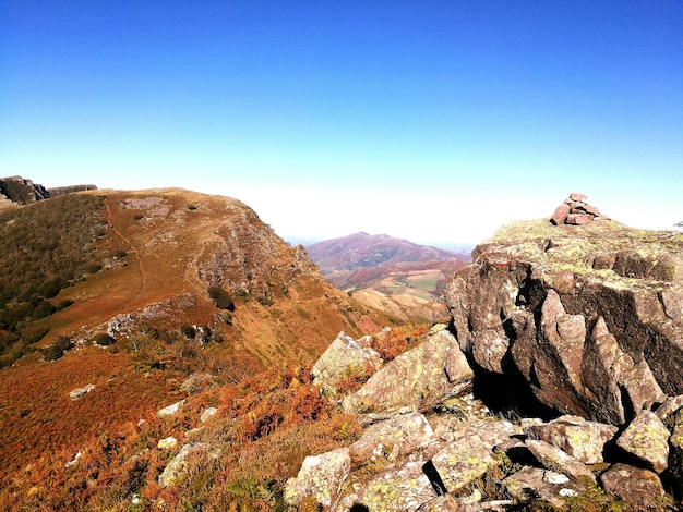 Schöner Blick auf Berge vor klarem blauem Himmel