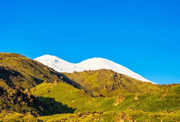 Foto schöner blick auf berge vor klarem blauem himmel