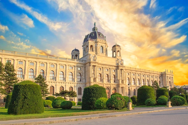 Schöner Blick auf das Kunsthistorische Museum und das Denkmal der Kaiserin Maria Theresia in Wien, Aus