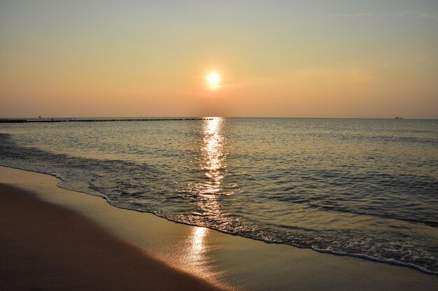 Schöner Blick auf das Meer bei Sonnenuntergang