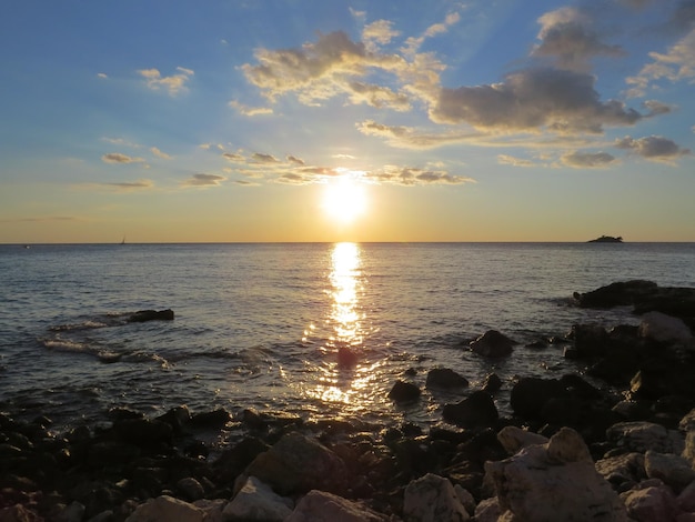 Schöner Blick auf das Meer bei Sonnenuntergang