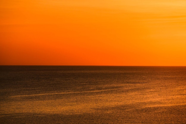 Foto schöner blick auf das meer bei sonnenuntergang