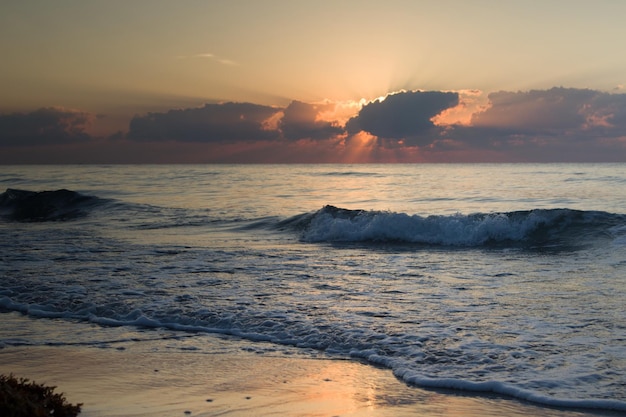 Schöner Blick auf das Meer beim Sonnenuntergang