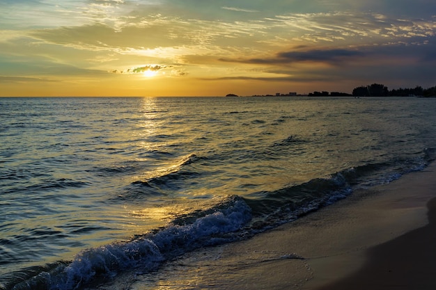 Schöner Blick auf das Meer beim Sonnenuntergang