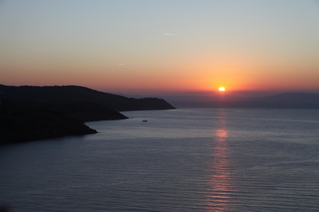 Schöner Blick auf das Meer beim Sonnenuntergang