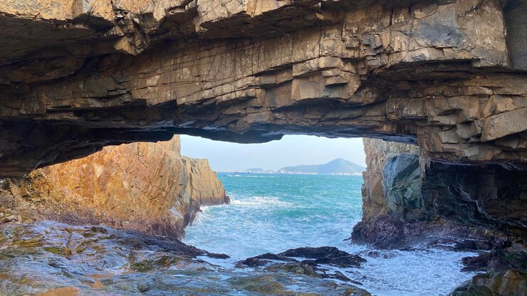 Foto schöner blick auf das meer durch die höhle