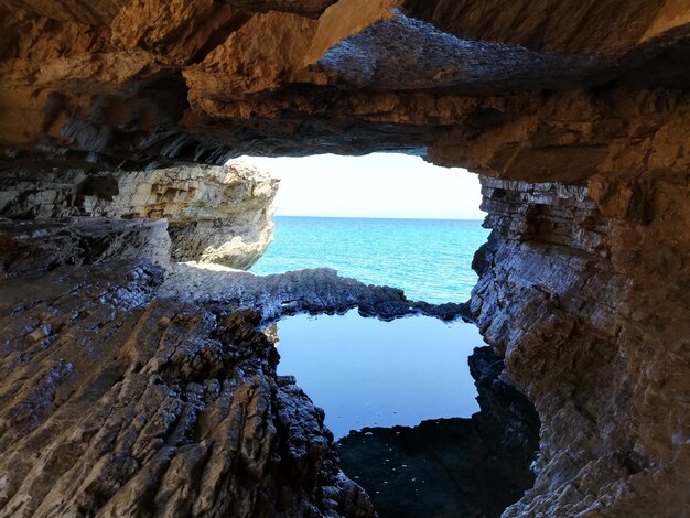 Foto schöner blick auf das meer durch die höhle