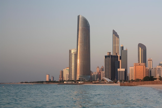 Foto schöner blick auf das meer durch moderne gebäude vor klarem himmel