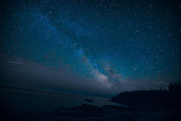 Schöner Blick auf das Meer gegen das Sternenfeld am Nachthimmel